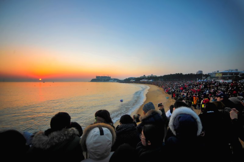 2025년 속초해수욕장 해맞이 인파 모습. 뉴시스