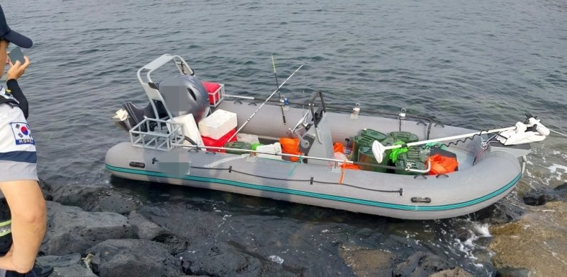 지난해 9월 제주로 밀입국한 중국인 6명이 타고 온 고무보트. 경찰은 이번 밀입국 당시 선박에 4명이 타고 있었고 이 가운데 2명만 제주에 내린 것으로 보고 선박 이동 경로와 공범 여부를 확인하고 있다. /사진=뉴스1