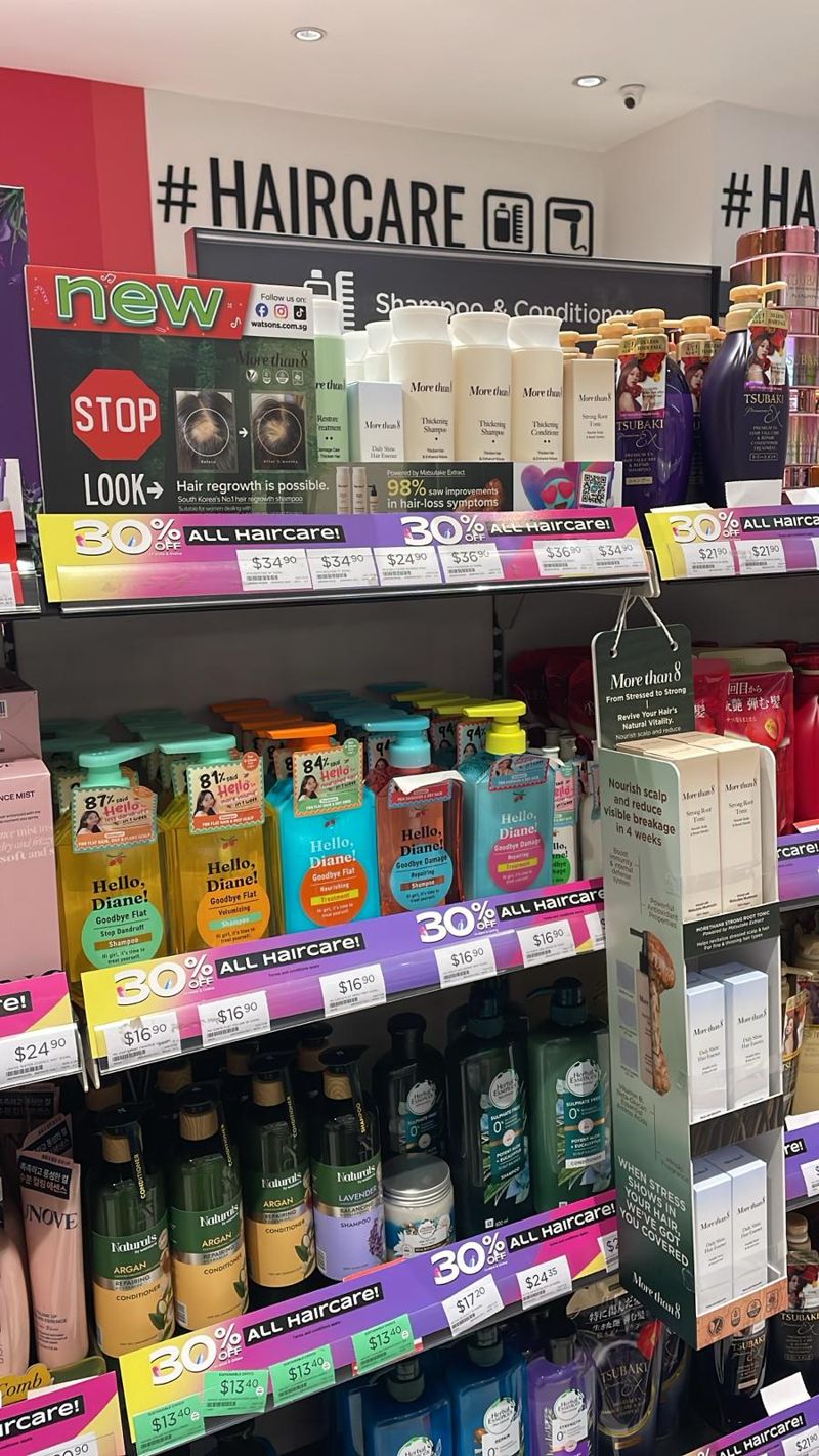 여성 탈모 및 두피 케어에 특화한 K-헤어케어 브랜드 '모어댄에잇'이 싱가포르 왓슨스에 입점했다. 모어댄에잇은 현지 MD들로부터 브랜드의 완성도와 제품의 기술력을 높게 평가받았다. 입점 제품 역시 주요 매대 상단에 배치되는 등 존재감을 드러내는 중이다. 사진: 모어댄에잇 제공