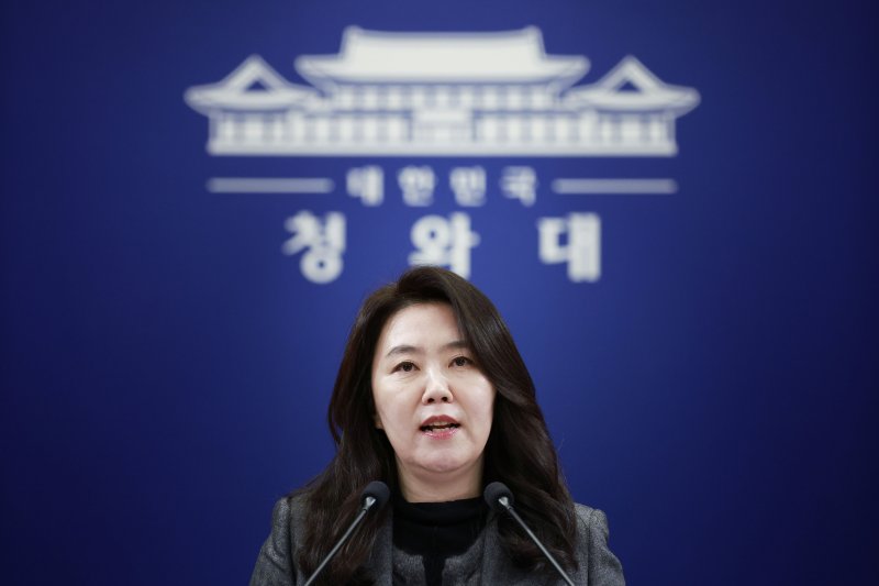 강유정 대변인이 30일 청와대 춘추관에서 이재명 대통령 중국 국빈방문 관련 브리핑을 하고 있다. 뉴시스