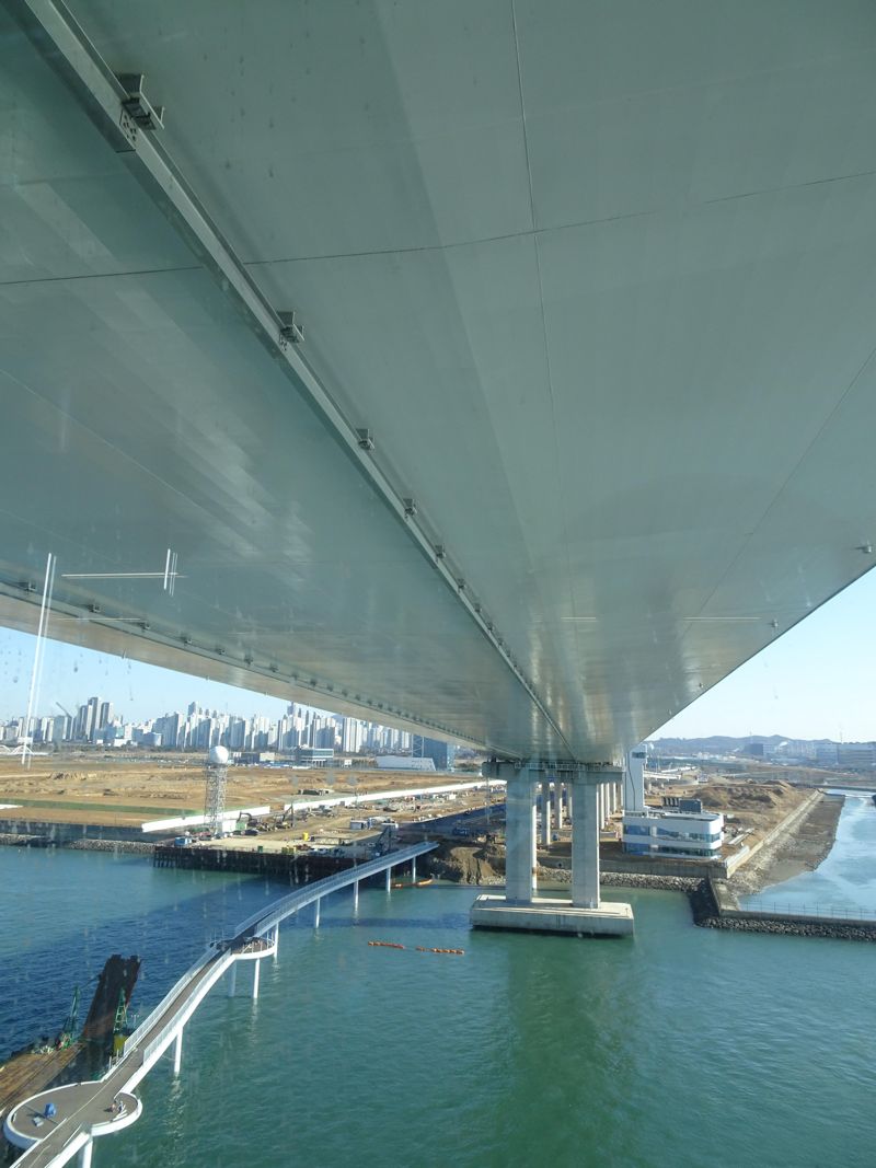 교량 하부를 스크린으로 활용해 영화나 동영상을 상영할 수 있는 시스템과 보도에 설치된 바다 조망 전망대 전경. 사진=한갑수 기자