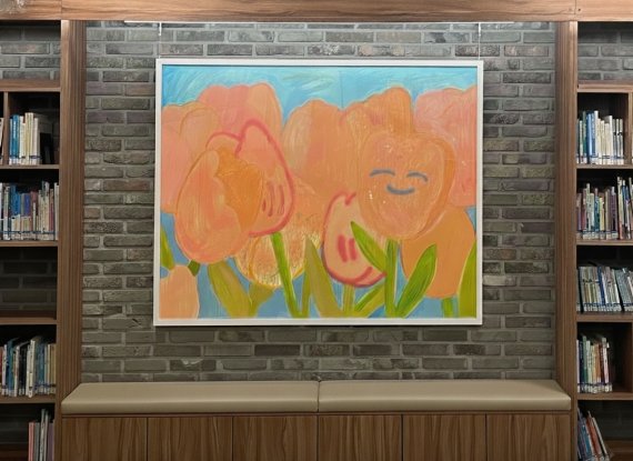 e편한세상 송도 커뮤니티 카페 ‘더테라스’에 아파트너의 프라이빗 갤러리 프로젝트 ‘OUUM’이 적용됐다. 모모킴 작가의 개인전 ‘An Invitation to Everyday Life’가 26년 2월 22일까지 상시 전시 형태로 운영된다.