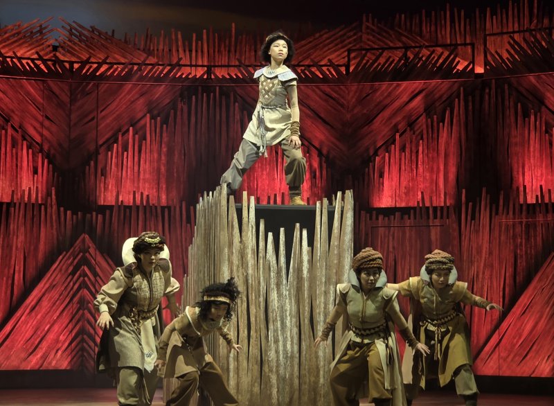 [서울=뉴시스] 김윤영 수습 기자 = 뮤지컬 푸른 사자 와니니 프레스콜이 열린 30일 오후 서울 노원구문화예술회관 대공연장에서 배우들이 하이라이트 장면 시연을 하고 있다. 2025.12.30. youn@newsis.com