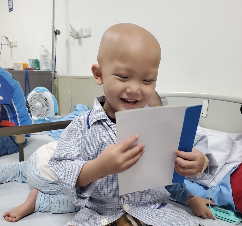 KAS홀딩스·KEN로지스틱스 봉사단으로부터 선물을 전달받은 소아암 환자가 해맑게 웃고 있다. KAS홀딩스 제공