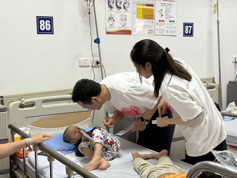30일 국립 중앙 혈액원 병원을 방문한 장순봉 KAS홀딩스 회장이 한 소아암 환자와 따뜻한 대화를 나누고 있다. KAS홀딩스 제공