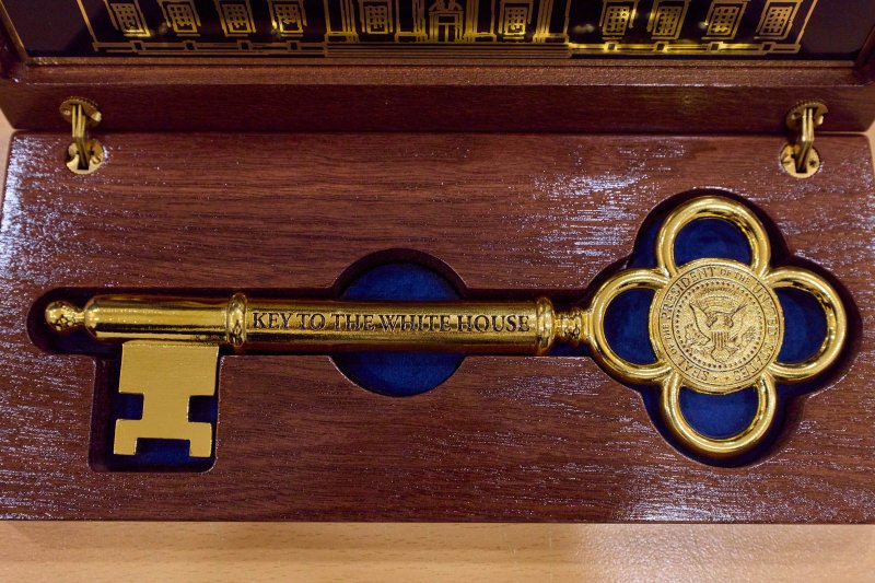 이재명 대통령이 도널드 트럼프 미국 대통령에게 선물 받은 '백악관 황금열쇠'를 SNS에 공개했다. 뉴시스