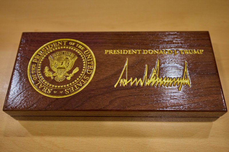 이재명 대통령이 도널드 트럼프 미국 대통령에게 선물 받은 '백악관 황금열쇠'를 SNS에 공개했다. 뉴시스