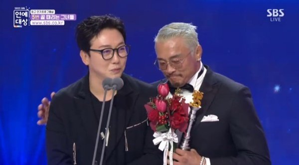 '중년러브버그' 탁재훈·추성훈, 신스틸러상 주인공 [SBS 연예대상]