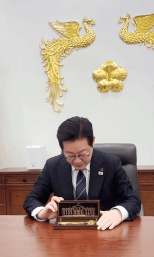 청와대는 이재명 대통령이 도널드 트럼프 미국 대통령으로부터 선물 받은 '백악관 황금열쇠'를 개봉하는 모습을 30일 SNS를 통해 공개했다./영상=이재명 대통령 인스타그램