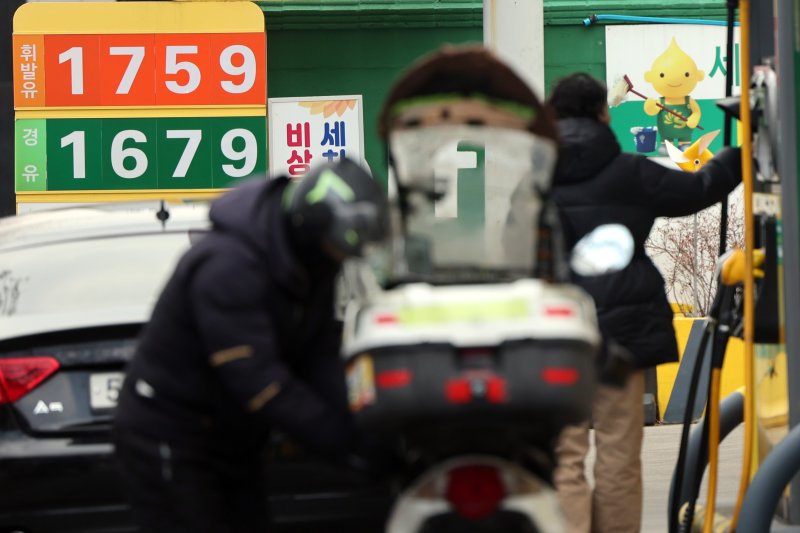서울시내 한 주유소에 휘발유와 경유 가격이 표시되어 있다. ⓒ News1 황기선 기자