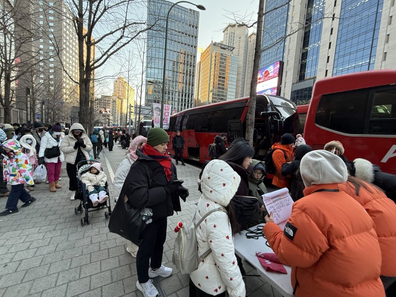 외국인 관광객들은 스키장 셔틀버스를 타기 전 예약 명단을 확인하는 절차를 거친다. ⓒ News1 윤슬빈 관광전문기자