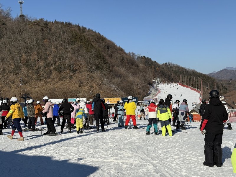 평일인 지난 26일 오전 강원도 춘천의 엘리시안강촌 스키장을 찾은 외국인 관광객들 ⓒ News1 윤슬빈 관광전문기자
