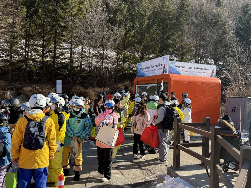 엘리시안 강촌에 자리한 클룩 외국인 전용 라운지 앞에 외국인 관광객들이 바글바글하다. ⓒ News1 윤슬빈 관광전문기자