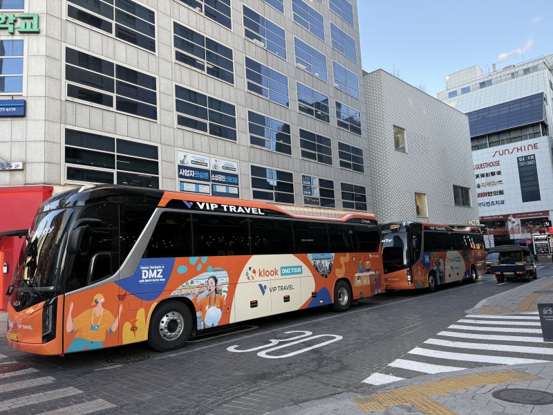 서울 중구 명동역 인근에 줄지어 있는 DMZ투어 버스 ⓒ News1 윤슬빈 관광전문기자