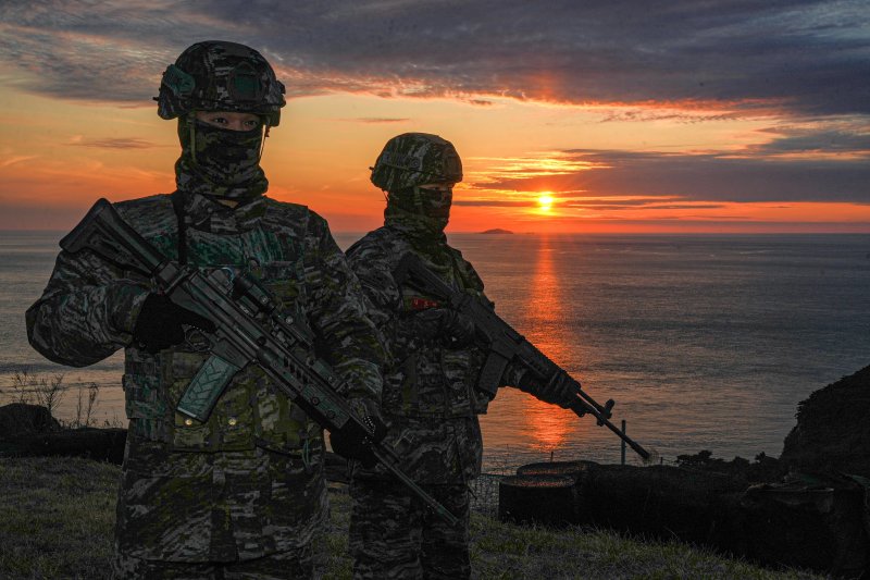 지난 22일 서해 최전방 말도에서 해병대 장병들이 일몰 시간 해안경계작전 임무를 수행하고 있다. 해병대사령부 제공