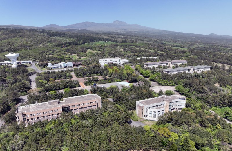 하원테크노캠퍼스로 조성된 제주 서귀포시 하원동 옛 탐라대학교 전경. 제주특별자치도가 위성 제조부터 해상 발사, 지상국 관제, 데이터 활용까지 잇는 우주산업 원스톱 공급망 구축에 속도를 내고 있다. /사진=제주특별자치도 제공