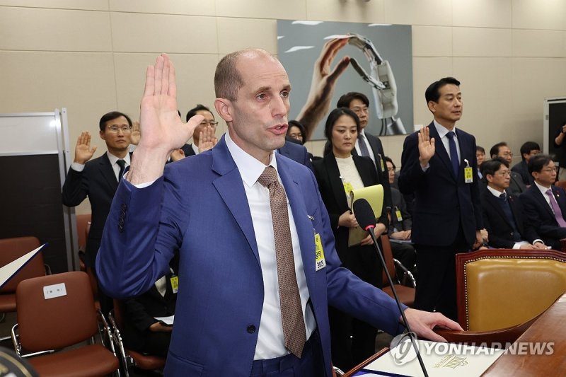 증인 선서하는 로저스 쿠팡 임시대표 (출처=연합뉴스)