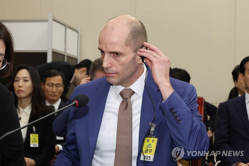 동시통역 수신기 착용하는 로저스 쿠팡 임시대표 (출처=연합뉴스)