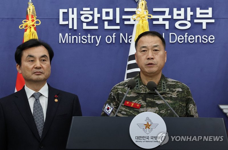 취재진 질문에 답변하는 해병대사령관 (출처=연합뉴스)