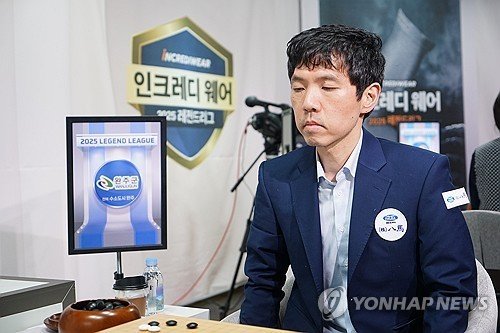 통산 최다승 기록을 수립한 이창호 9단이 특별 기록상을 받았다. (출처=연합뉴스)