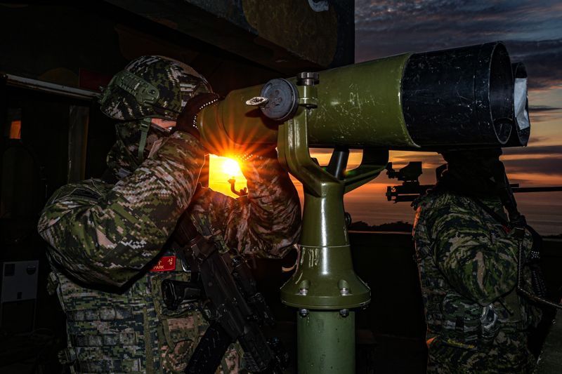 서해 최전방 말도에서 해병대 장병들이 지난 22일 일몰 시간 해안경계작전 임무를 수행하고 있다. 해병대사령부 제공