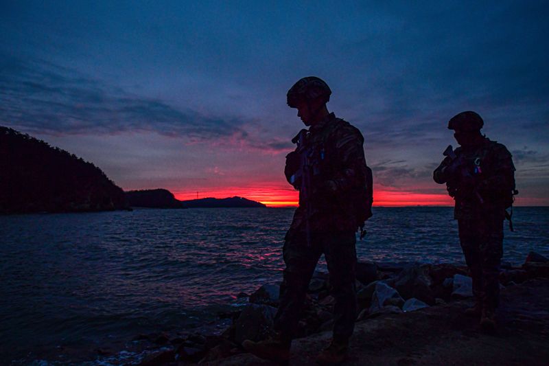서해 최전방 말도에서 해병대 장병들이 지난 23일 일출 시간 해안경계작전 임무(수제선 정찰)를 수행하고 있다. 해병대사령부 제공