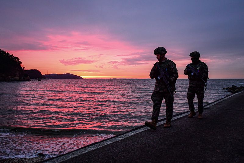 서해 최전방 말도에서 해병대 장병들이 지난 23일 일출 시간 해안경계작전 임무(수제선 정찰)를 수행하고 있다. 해병대사령부 제공