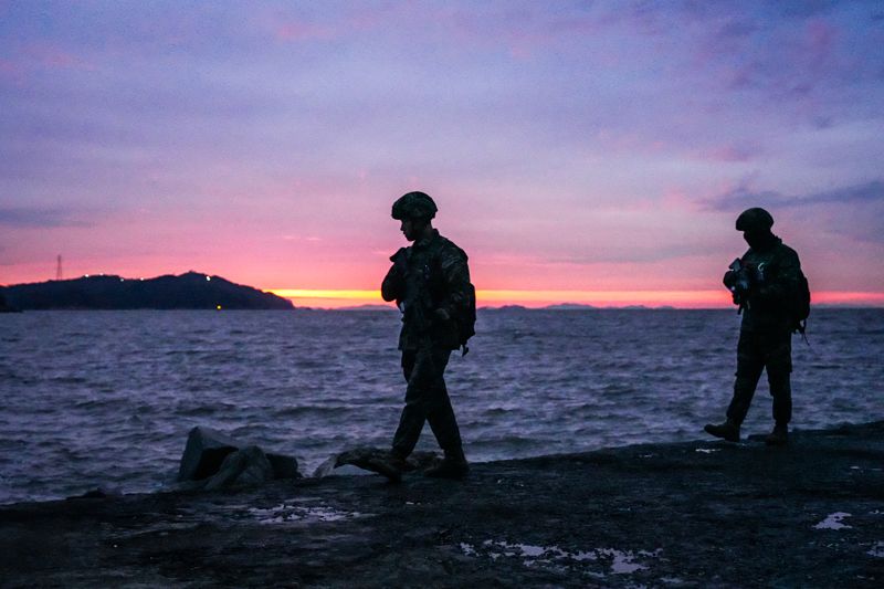 서해 최전방 말도에서 해병대 장병들이 지난 23일 일출 시간 해안경계작전 임무(수제선 정찰)를 수행하고 있다. 해병대사령부 제공