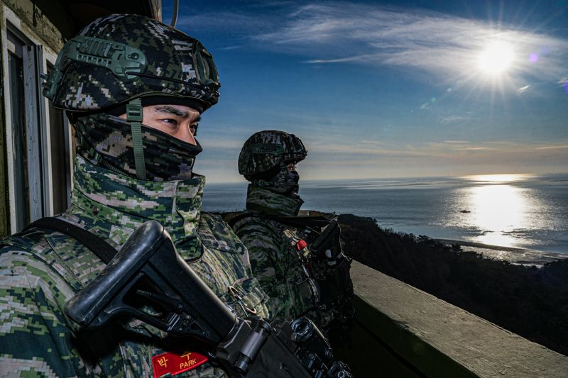 서해 최전방 말도에서 해병대 장병들이 지난 23일 해안경계작전 간 전방을 주시하고 있다. 해병대사령부 제공