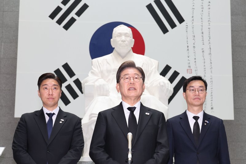 이재명 더불어민주당 대통령 후보가 19일 서울 용산구 백범김구 묘역을 방문해 참배를 마친 뒤 백브리핑을 하고 있다. (공동취재) 2025.5.19/뉴스1 ⓒ News1 안은나 기자