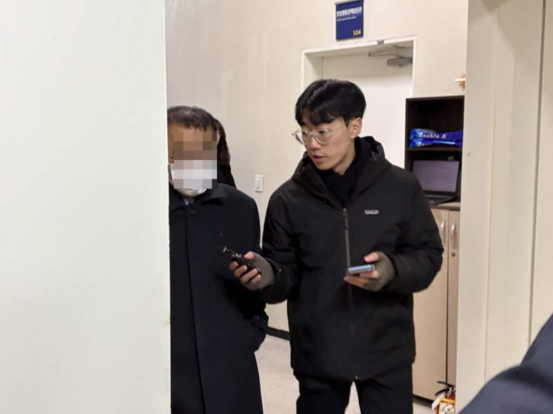 [서울=뉴시스]권민지 수습기자=통일교(세계평화통일가정연합) 정치권 로비 의혹과 관련해 참고인 조사를 받은 전 천주평화연합(UPF) 회장 박모씨가 31일 오후 4시17분께 서울 서대문구 경찰청에서 조사를 마친 뒤 조사실을 나서고 있다. 2025.12.31.