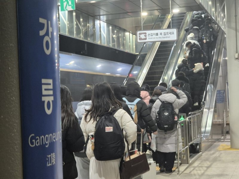 2026년 병오년 새해를 하루 앞둔 31일 강원 강릉역에서 동해선 KTX를 이용해 도착한 관광객들이 캐리어를 끌며 승강장을 빠져나오고 있다. 2025.12.31/뉴스1 ⓒ News1 윤왕근 기자