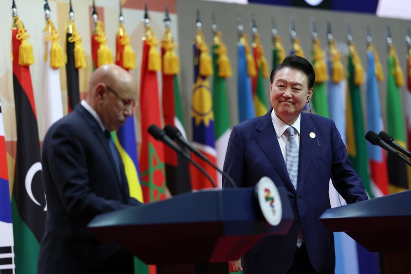 윤석열 전 대통령이 지난해 6월 4일 경기 고양시 킨텍스에서 열린 2024 한-아프리카 정상회의 공동언론발표에서 무함마드 울드 가주아니 모리타니아 대통령의 발언을 듣고 있다. (대통령실 제공) 2024.6.4/뉴스1 ⓒ News1 송원영 기자