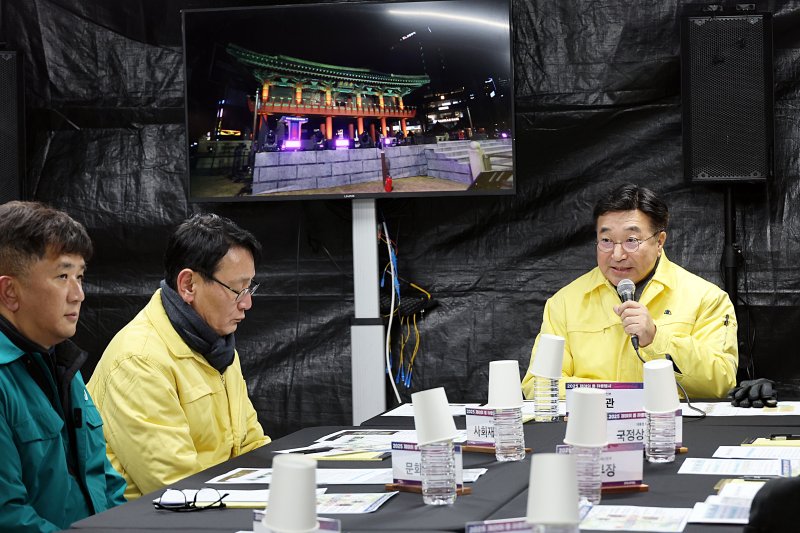 윤호중 행정안전부 장관이 31일 오후 서울 종로구 보신각 제야의 종 타종 행사를 앞두고 일대 인파 관리 대책 등 안전 상황점검을 하고 있다. 사진=행정안전부 제공