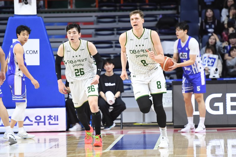 프로농구 DB가 31일 농구영신 매치서 KCC를 제압했다.(KBL 제공)