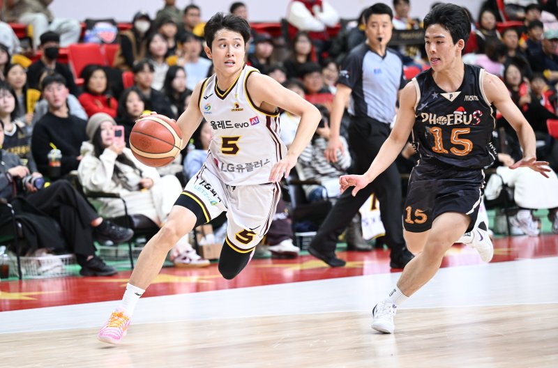 프로농구 LG 양준석(왼쪽)이 31일 현대모비스와 경기에서 드리블하고 있다.(KBL 제공)