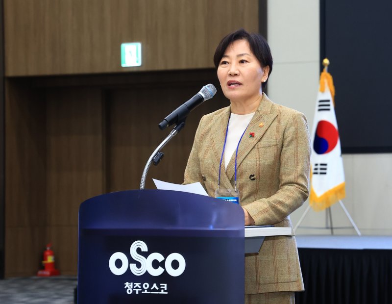 [청주=뉴시스] 송미령 농림축산식품부 장관이 지난달 22일 충북 청주오스코에서 열린 '함께 만드는 K-농정협의체' 성과보고회에 참석해 발언하고 있다. (사진 = 농식품부 제공) 2025.12.22.