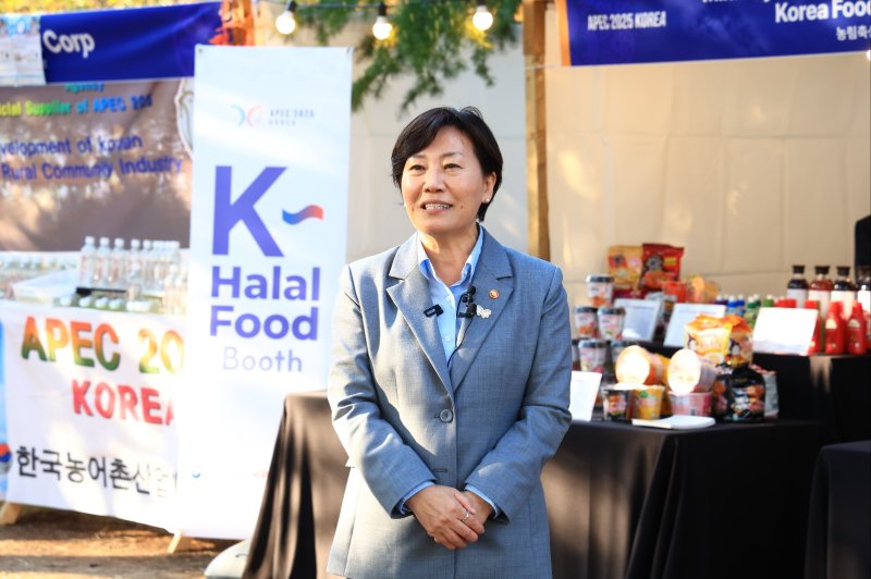 [세종=뉴시스]송미령 농림축산식품부 장관이 31일 아시아태평양경제협력체(APEC) 정상회의 현장을 찾아 'K-푸드 스테이션'을 방문해 전통다과와 할랄식품을 체험하는 참가자들과 소통하고 있다. (사진=농식품부 제공)