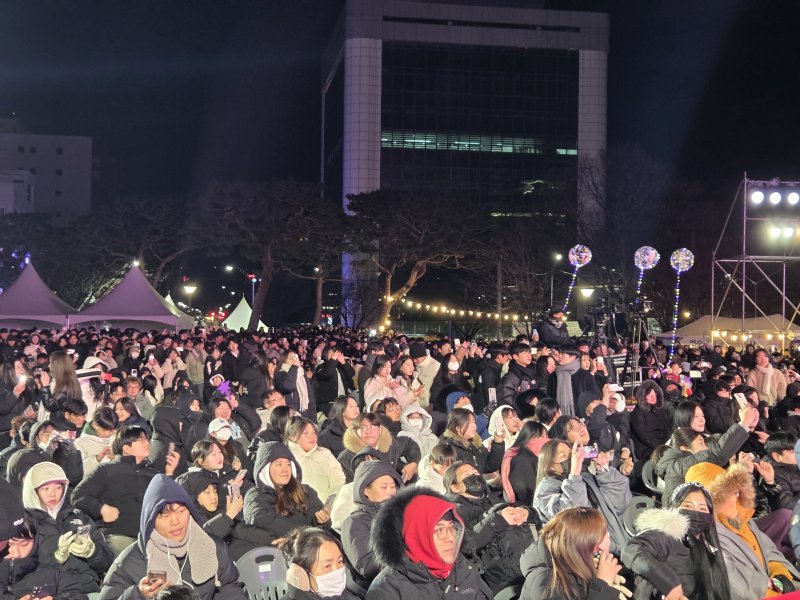 2026년(병오년)을 맞이하는 전주 제야축제가 열린 1일 전북 전주시 노송광장에서 시민들이 다함께 카운트다운을 외치고 있다. 2026.1.1/뉴스1 ⓒ News1 문채연 기자