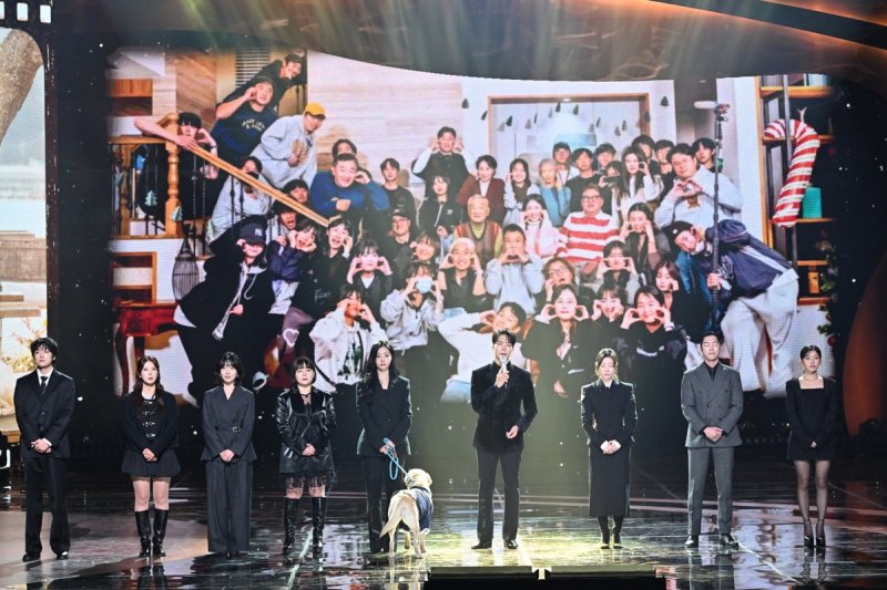 故 이순재 헌정 무대를 준비한 뮤지컬 배우 카이와 드라마 '개소리' 팀 (출처=연합뉴스)