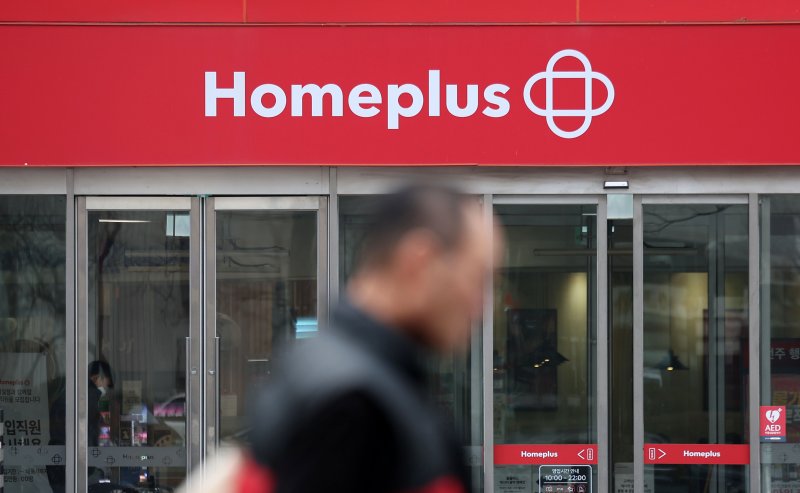 [서울=뉴시스] 김선웅 기자 = 기업회생절차(법정관리)가 진행 중인 홈플러스가 29일 기업형슈퍼마켓(SSM) 사업부 '홈플러스 익스프레스' 분리매각과 회생 인가 후 인수합병 내용을 담은 회생계획안을 법원에 제출할 예정이다. 이는 벼랑 끝에 몰린 홈플러스의 생존을 위한 마지막 선택으로 풀이된다. 사진은 29일 서울 소재 홈플러스 매장의 모습. 2025.12.29. mangusta@newsis.com
