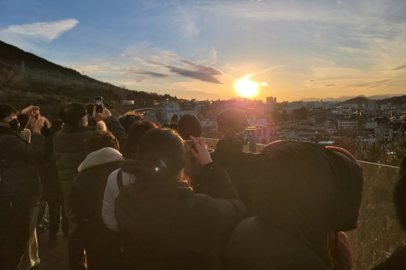 [대구=뉴시스] 이상제 기자 = 31일 대구 남구 앞산빨래터공원에 있는 해넘이전망대에서 시민들이 2025년 마지막 일몰을 촬영하고 있다. 2025.12.31. king@newsis.com