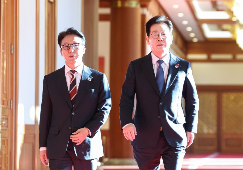 이재명 대통령과 김민석 국무총리가 30일 청와대에서 열린 국무회의에 입장하고 있다. (청와대통신사진기자단) 2025.12.30/뉴스1 ⓒ News1 허경 기자