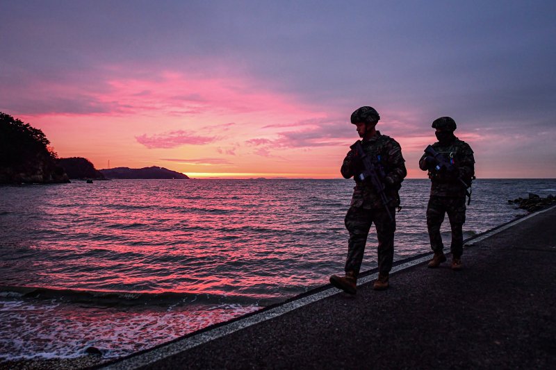 지난 23일 서해 최전방 말도에서 해병대 장병들이 일출 시간 해안경계작전 임무(수제선 정찰)를 수행하고 있다. (해병대사령부 제공. 재판매 및 DB 금지) 2025.12.31/뉴스1