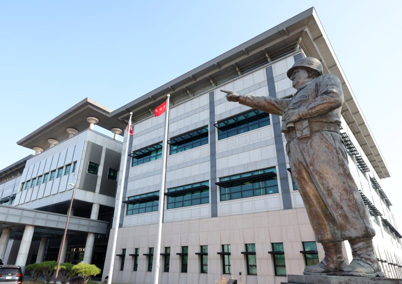 [평택=뉴시스] 배훈식 기자 = 지난달 17일 오전 경기 평택시 세계 최대의 미군 해외기지인 캠프 험프리스 미 8군 사령부 앞에 주한미군 초대 사령관인 월턴 워커 장군의 동상이 서 있다. 2025.12.17. dahora83@newsis.com