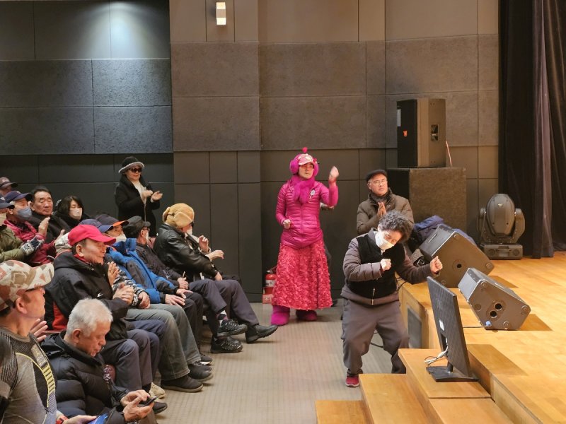 공연을 즐기는 어르신들 (출처=연합뉴스)