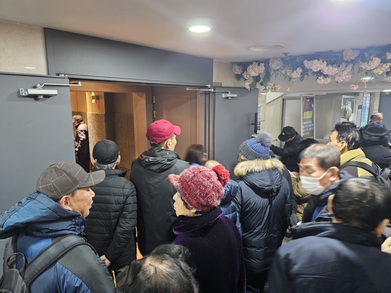 공연장 입장을 기다리는 어르신들 (출처=연합뉴스)