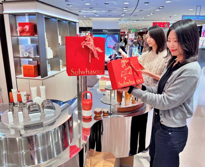 [서울=뉴시스] 롯데백화점 본점 지하1층에서 붉은 말의 해 프로모션 단독 기프트를 들고 있는 모델들. (사진=롯데백화점 제공) *재판매 및 DB 금지