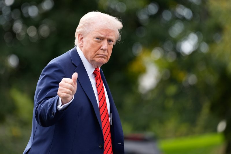 [워싱턴=AP/뉴시스] 사진은 도널드 트럼프 미국 대통령이 지난해 10월 10일(현지 시간) 전용 헬기 마린원을 타고 백악관에 도착한 뒤 취재진을 향해 엄지손가락을 들어 보이는 모습.