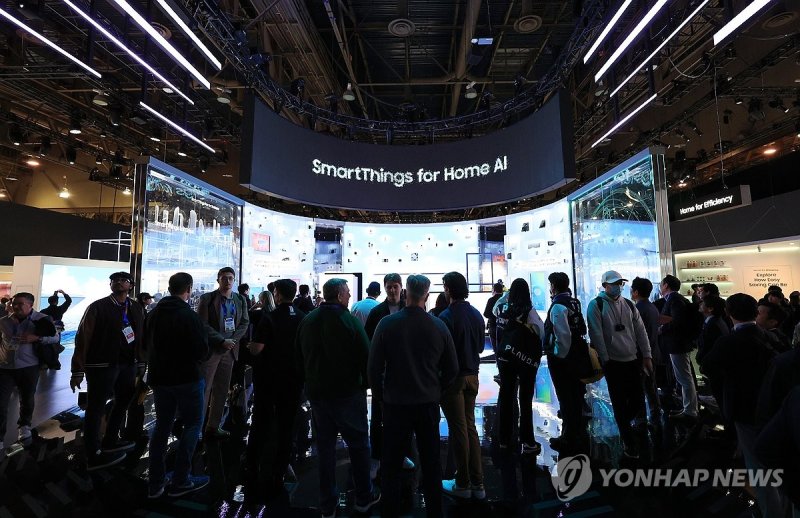붐비는 삼성전자 전시관 (출처=연합뉴스)
